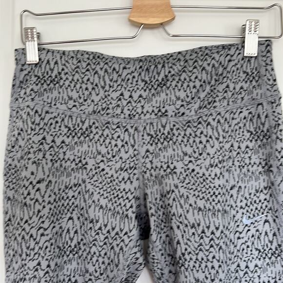 Nike Dri-Fit Grey/Black Mid Rise Cropped Leggings Drawstrings Pockets Size M - Picture 3 of 12